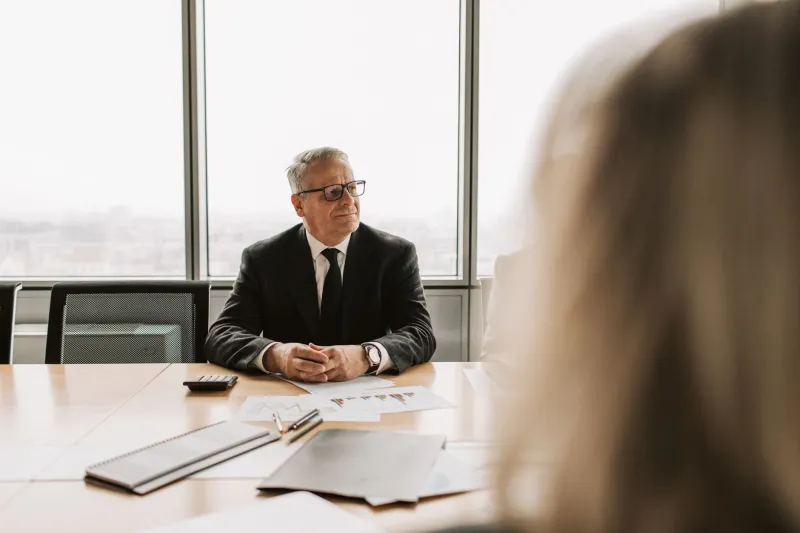 Wanneer wachten meer kost dan beslissen: de strategische valkuil van uitgesteld leiderschap